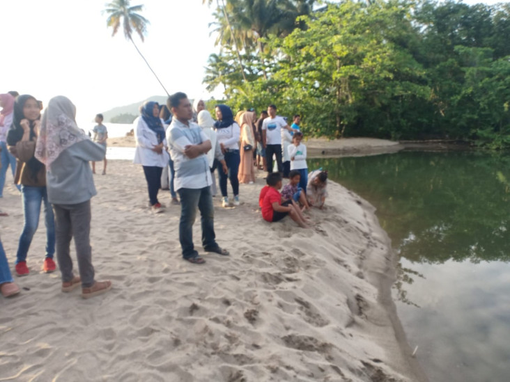 Asyik Mandi-mandi, Bocah...