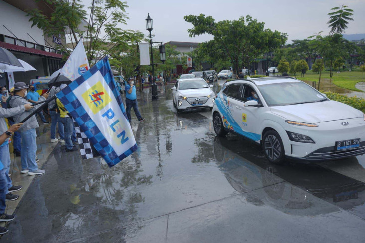 Uji Mobil Listrik di...