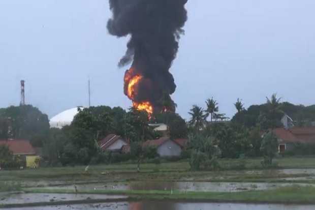 Api di Kilang Minyak...