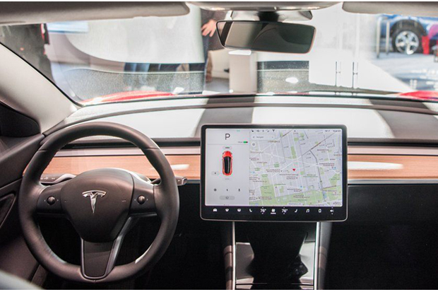 Self Driving Tesla Sebabkan...