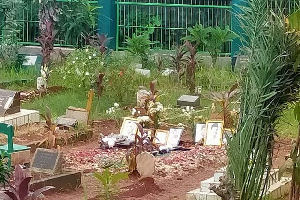 Makam Vanessa Angel-Bibi...