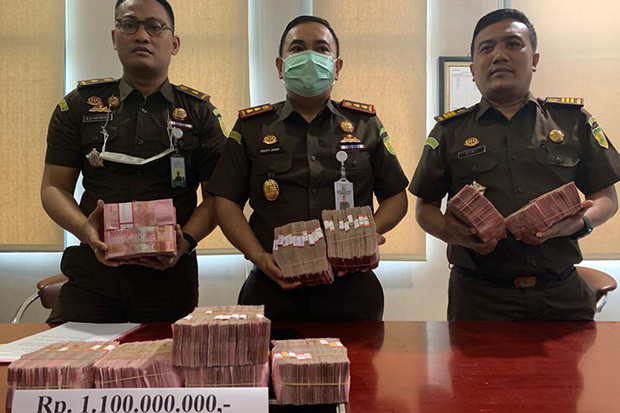 2 Tersangka Korupsi...