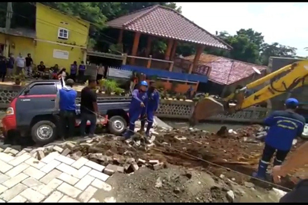 Mobil Terbawa Longsor...