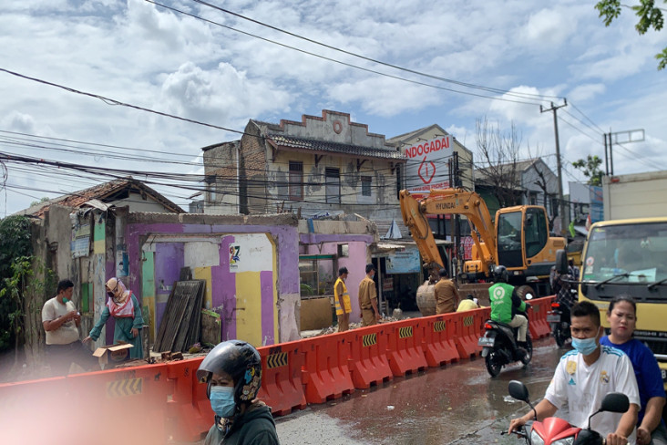 Rumah di Tengah Jalan...