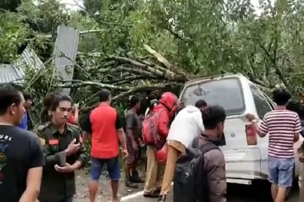 1 Orang Tewas dan 3...
