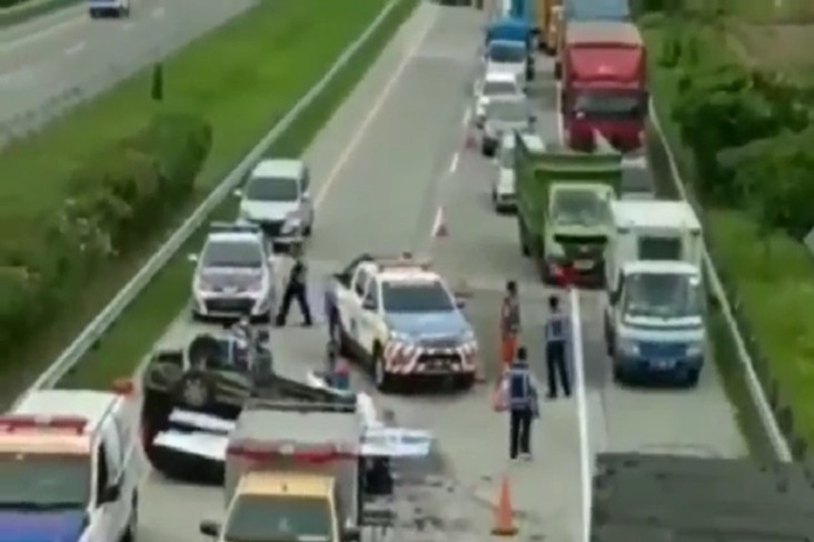 Minibus Tabrak Belakang...