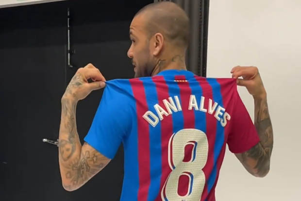 Dani Alves Warisi Nomor...