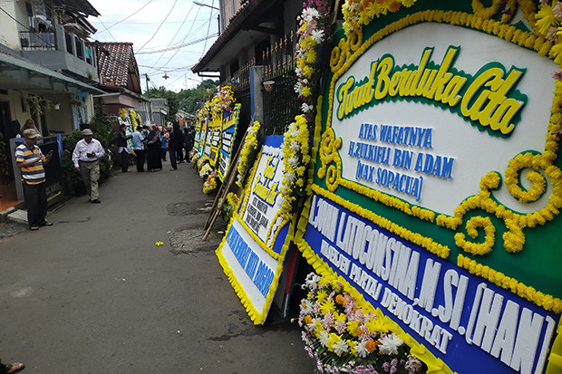 Karangan Bunga Padati...