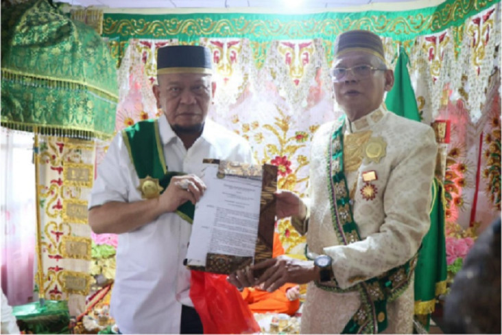 Ketua DPD RI Dianugerahi...
