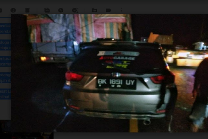 Mobilio Seruduk Truk...