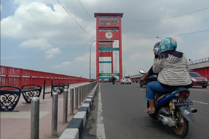 Jembatan Ampera Sering...
