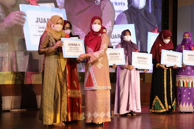 Rahmah Abdullah Raih...