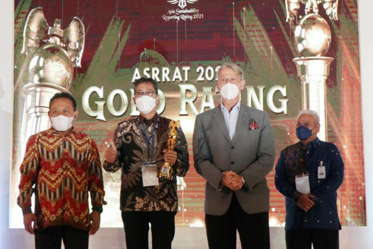 Bank Jatim Raih Penghargaan...