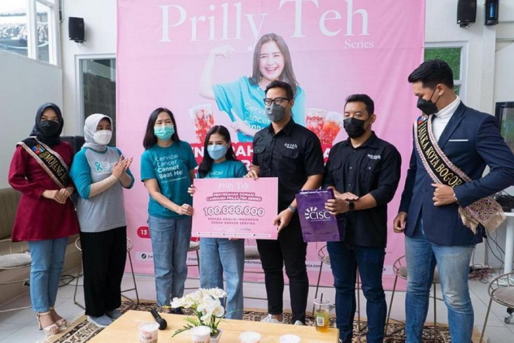 Prilly Latuconsina Berdonasi...