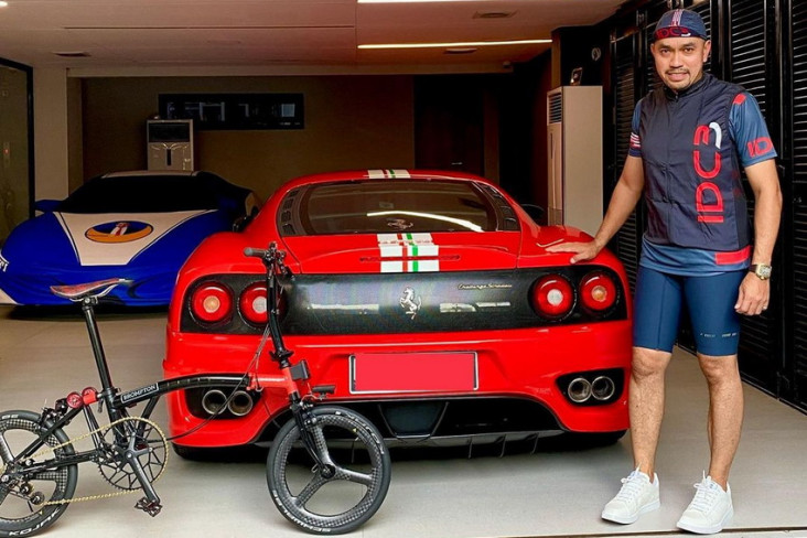 Deretan Koleksi Mobil...