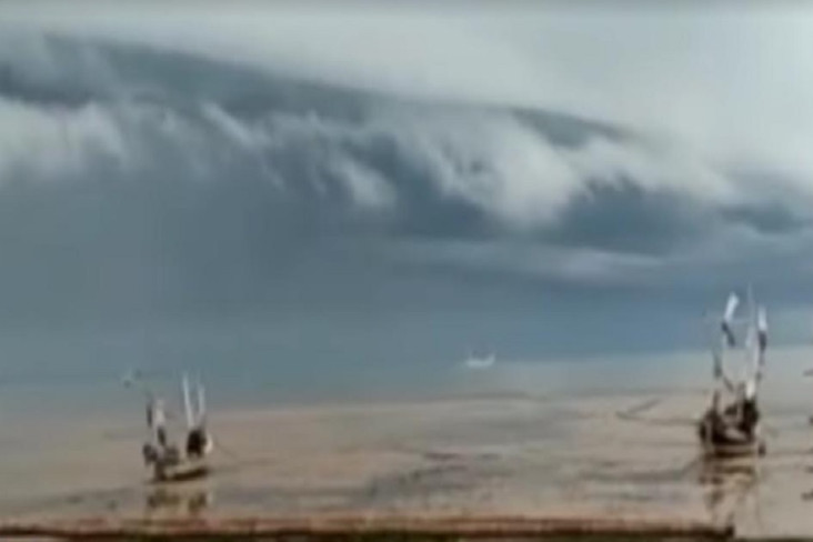 Heboh Awan Mirip Gelombang...