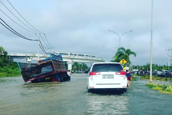 Ruas Jalan Banyak Tergenang...