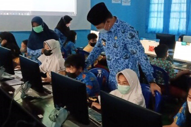 Bupati Lamandau Hendra...