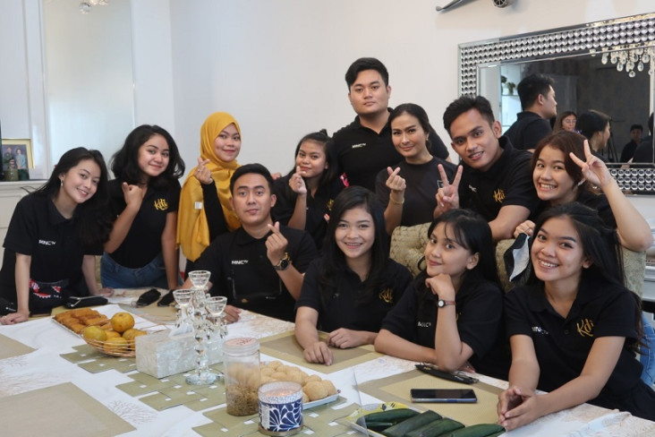 Iis Dahlia Ajak 11 Kontestan...