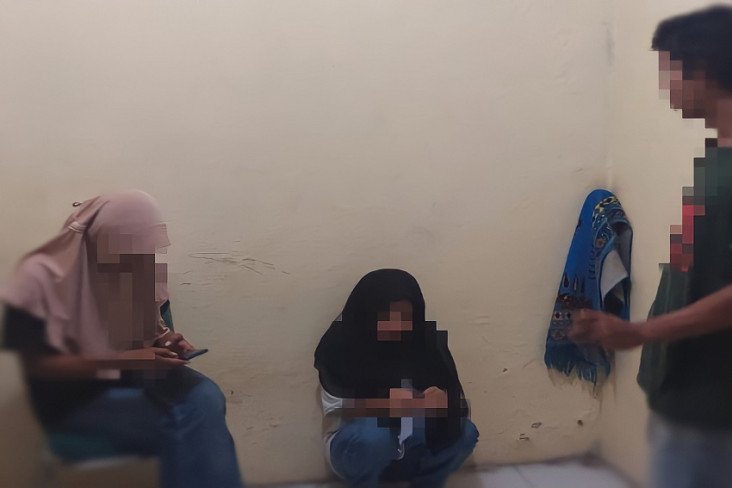 2 Gadis Diringkus Bersama...