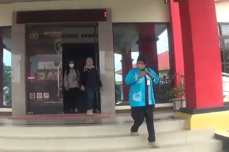 Sadis! Belum Bayar SPP...