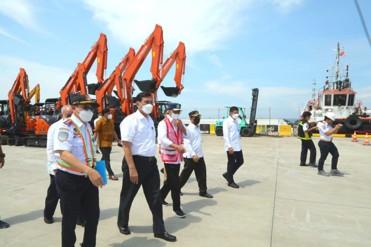 Luhut Cek Langsung Pelabuhan...
