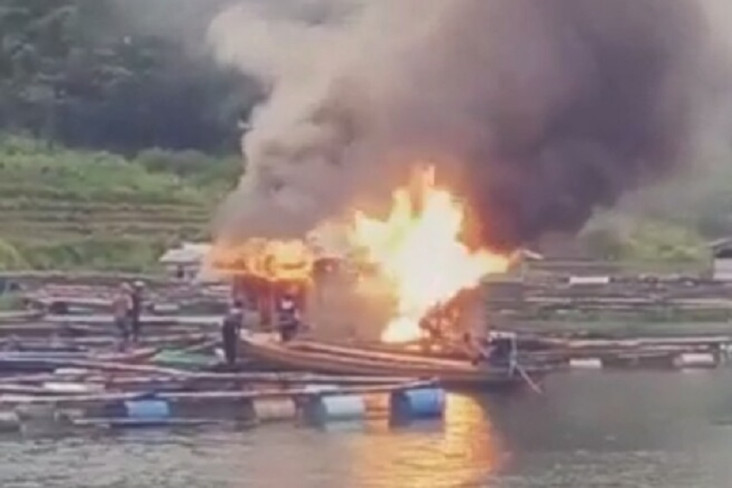 Tersambar Petir, Saung...
