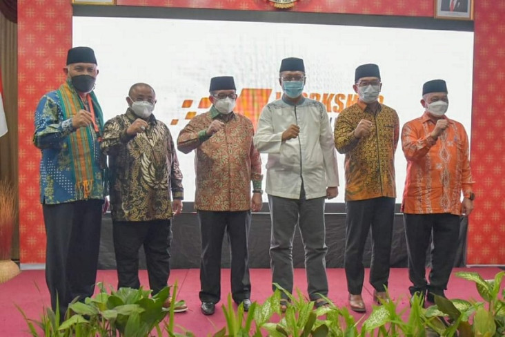 Ridwan Kamil Hadiri...
