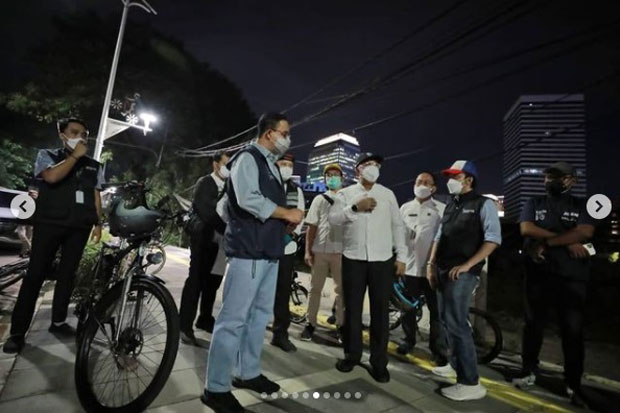 Sambil Bersepeda, Anies...