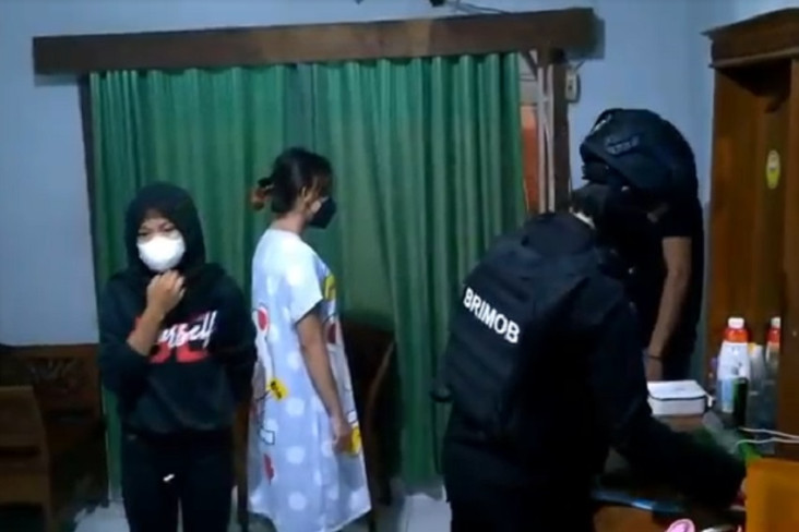 Hamil 7 Bulan, Wanita...