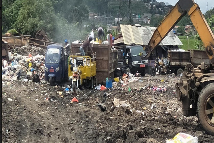 Armada Truk Sampah di...