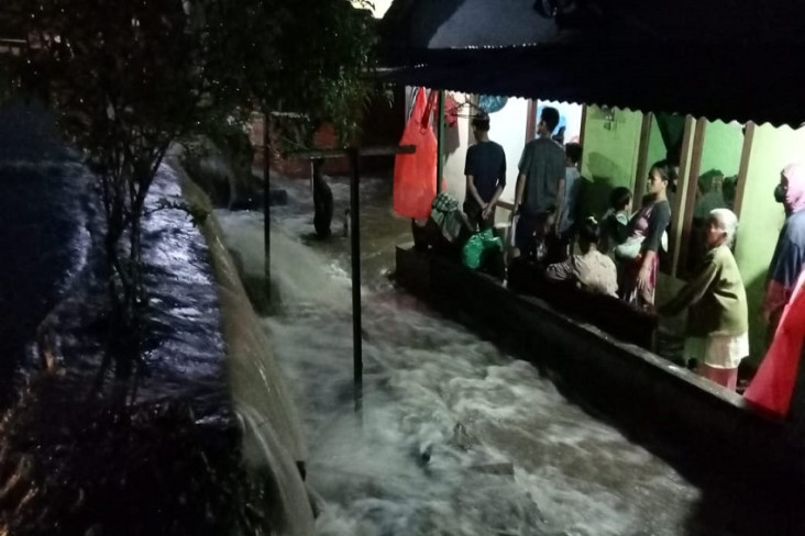 Banjir Terjang Banyuwangi,...