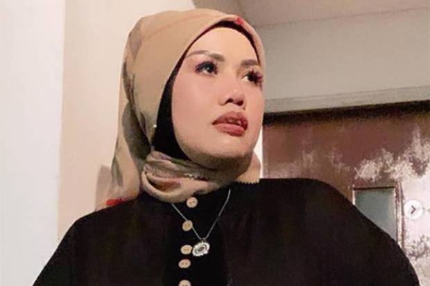 Elly Sugigi Pilih Adopsi...