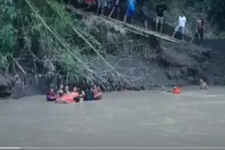 3 Remaja Tenggelam saat...