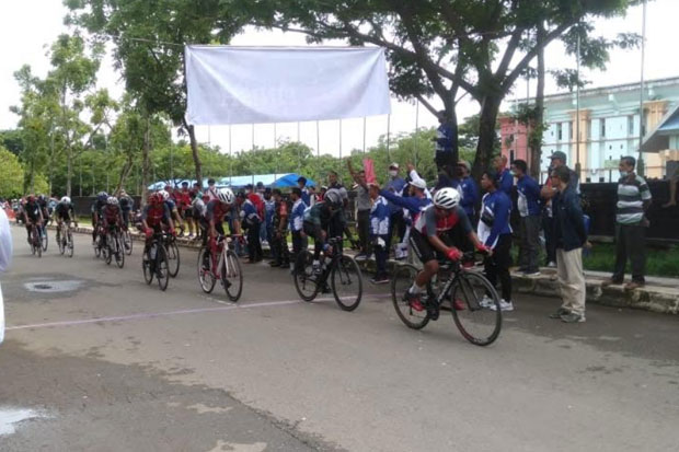 Atlet Balap Sepeda Berebut...