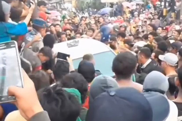 Terhadang Palang Kereta,...