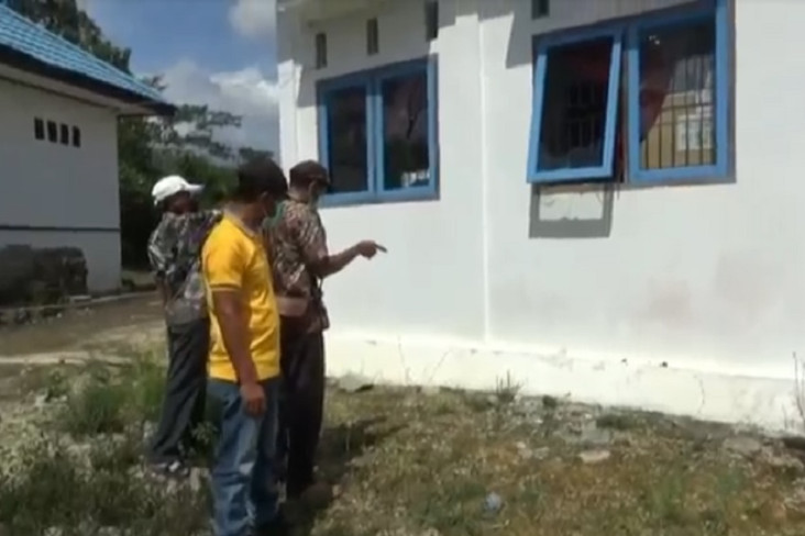 Hancurkan Kantor Desa,...
