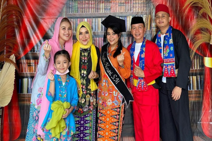 Lulus Kuliah, Adik Ayu...