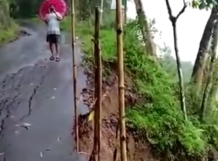 Jalan Kabupaten ke Akses...