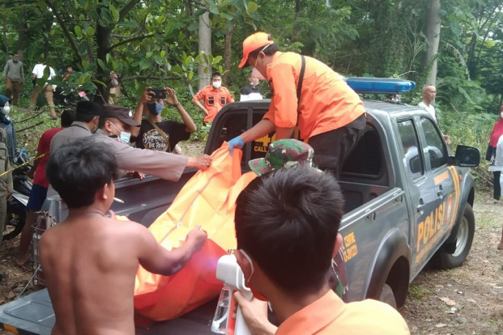 Cari Rongsokan di Sungai...