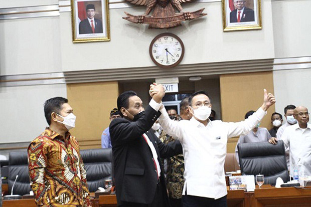 Herman Herry: Saya Menjunjung...