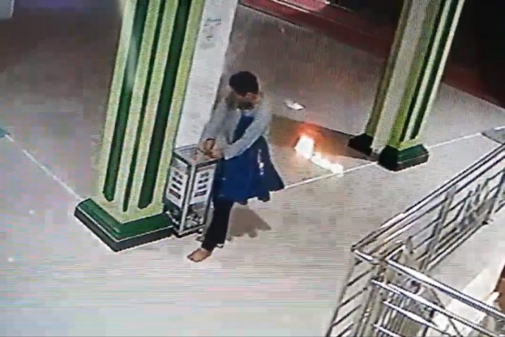 Pura-pura Ikut Salat,...