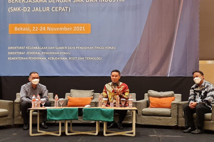 Kemendikbudristek Buka...