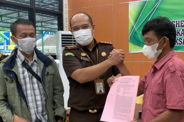 Kejari Bantaeng Hentikan...