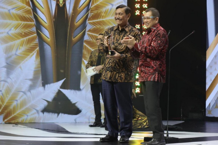 Raih Indonesia Awards...