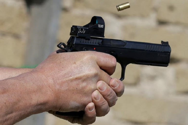 Pria Ini Masukkan Pistol...