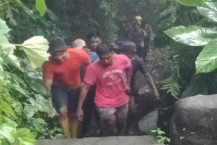 2 Korban Tewas Tertimbun...