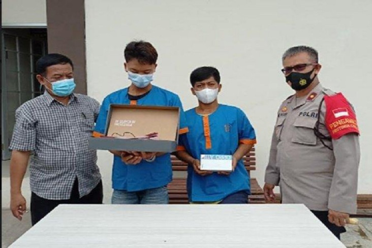 Bobol Rumah Tetangga,...