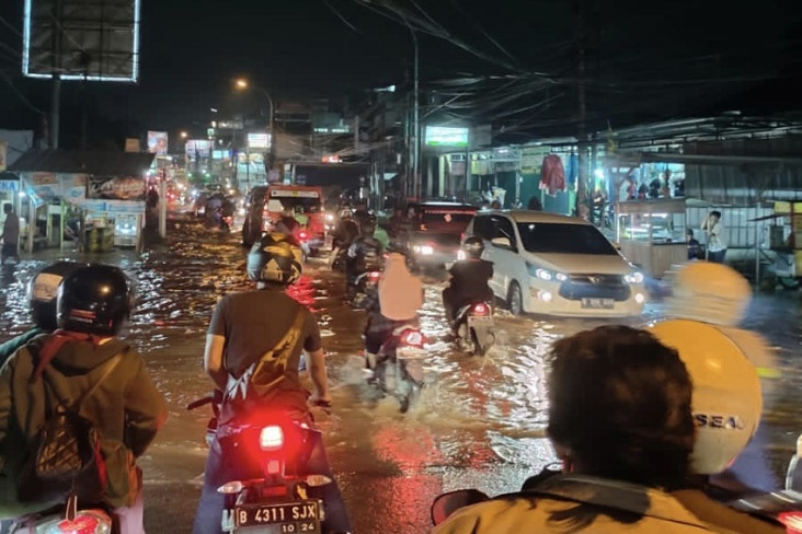 Jalan Raya di Depan...