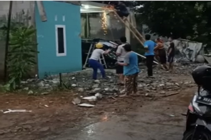 Tersambar Petir, Atap...